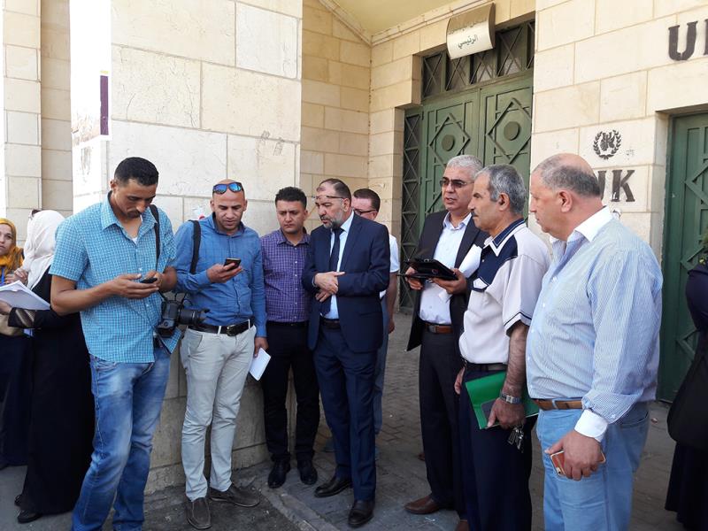 رئيس بلدية الخليل الأخ تيسير أبو اسنينية يضع اشارة التعداد في محافظة الخليل