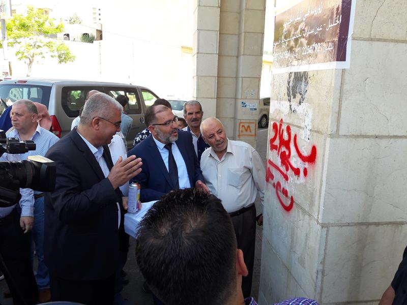 رئيس بلدية الخليل الأخ تيسير أبو اسنينية يضع اشارة التعداد في محافظة الخليل