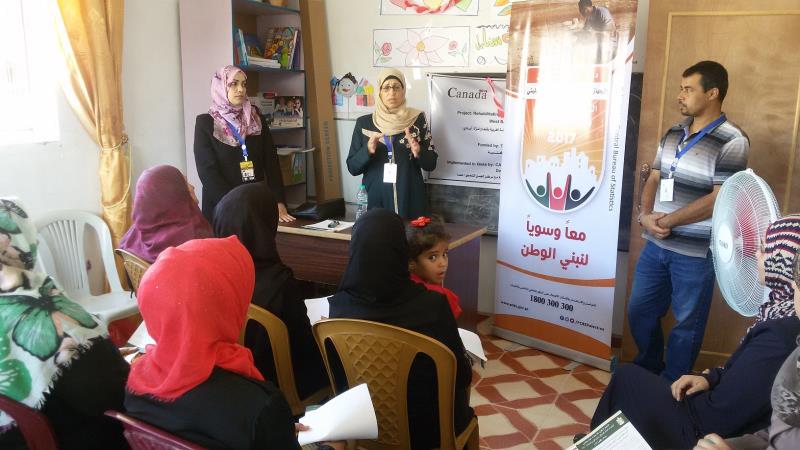 الفريق الوطني للتعداد في محافظة دير البلح يعقد ندوة للأهالي في جمعية سنابل النسائية